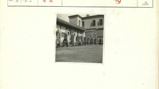长袍男子砖瓦屋顶列队.jpg