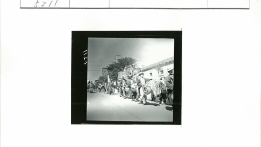 阳光下游行的人群街景.jpg