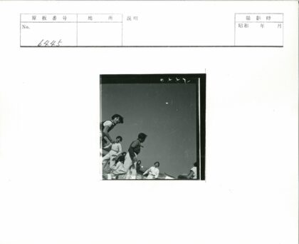 阳光下的屋顶嬉戏孩童.jpg
