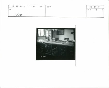 阳光办公室木桌办公用品布置.jpg