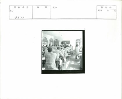 阳光教室师生互动教学场景.jpg