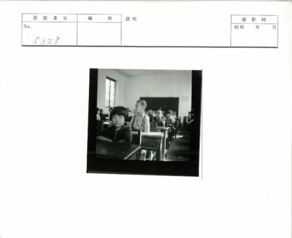 阳光教室里的学生课桌.jpg