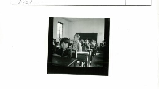 阳光教室里的学生课桌.jpg