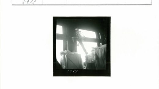 阳光窗台包裹花束照.jpg