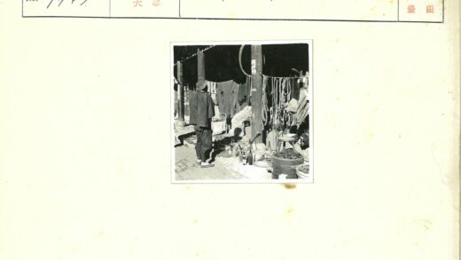 阳光街道户外小商店陈列.jpg