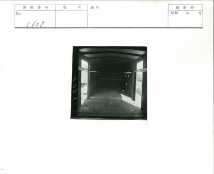 阳光透入空车厢门.jpg