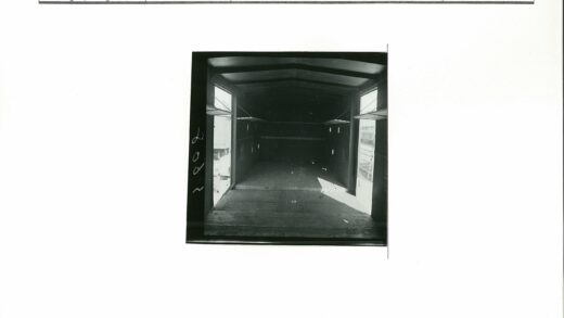 阳光透入空车厢门.jpg