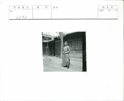 阴云下泥泞街道传统建筑.jpg