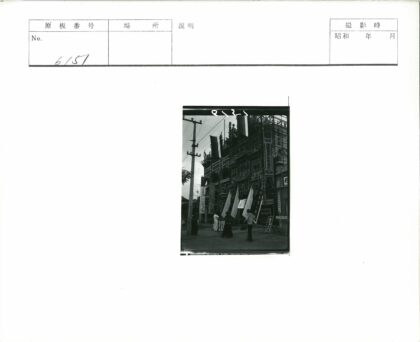 阴云下街道建筑与人群.jpg