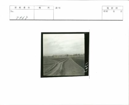 阴云乡间土路田野风光.jpg