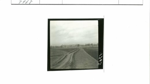 阴云乡间土路田野风光.jpg