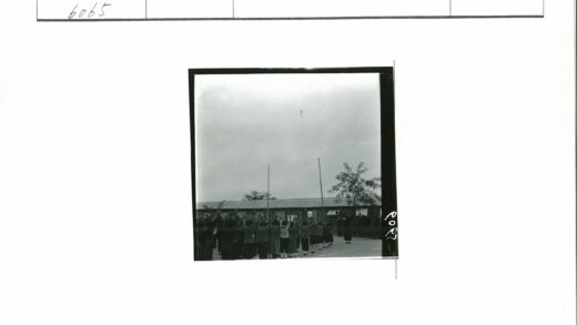阴天人群举手建筑树杆背景.jpg