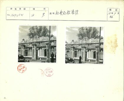 阴天古典建筑前长外套男子与老式汽车.jpg