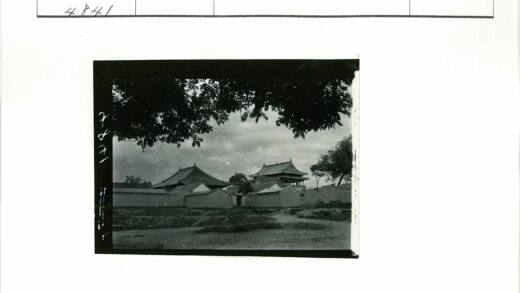 阴天古建筑庭院风景.jpg