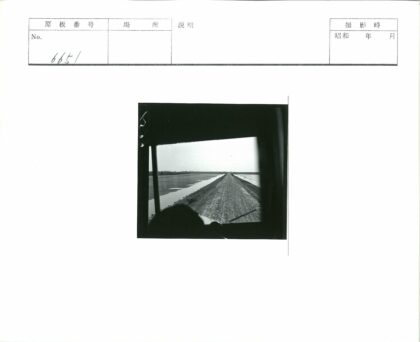 阴天田野土路行驶车辆.jpg