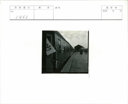 阴天站台人群与旗帜火车.jpg