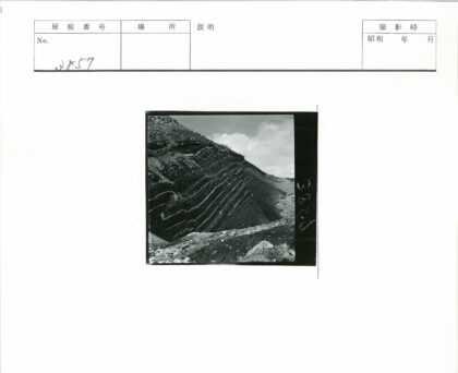 陡峭层岩多云天空.jpg