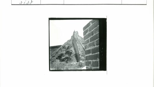 陡峭山坡上的古老砖墙.jpg