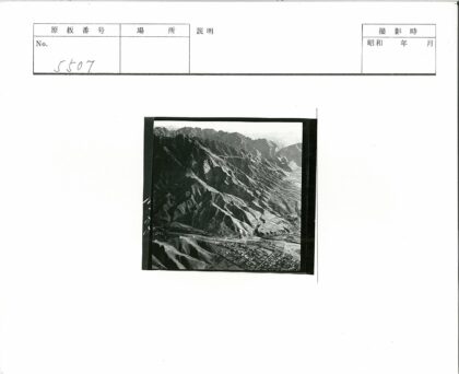 陡峭山峰与山谷田园景观.jpg