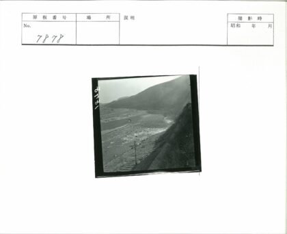 陡峭山谷蜿蜒河流电线杆.jpg