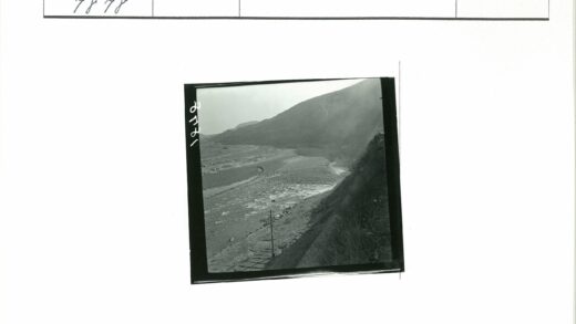 陡峭山谷蜿蜒河流电线杆.jpg