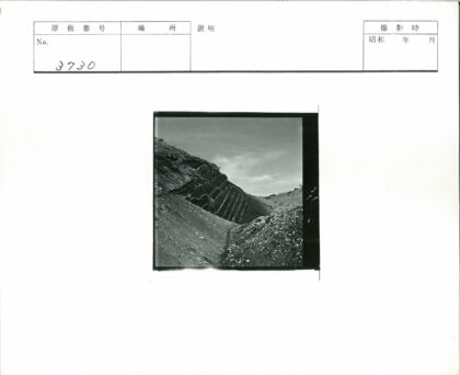 陡峭条纹岩层砾石地貌.jpg