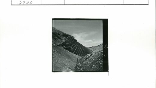 陡峭条纹岩层砾石地貌.jpg
