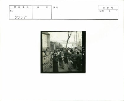 集市小路人群与编织栅栏街景.jpg