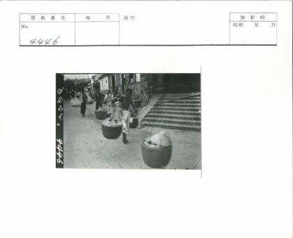 集市行人提篮携袋街景.jpg