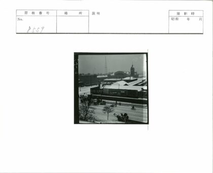 雪中街景行人车马工业建筑.jpg
