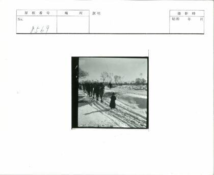 雪中骆驼商队行.jpg