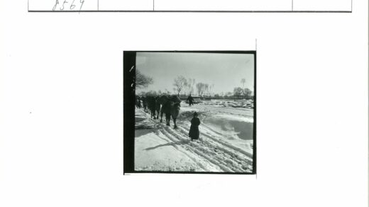 雪中骆驼商队行.jpg