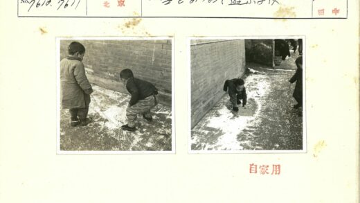 雪地孩童玩盒子的温馨瞬间.jpg