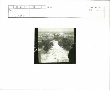 雪径古塔远眺城市风光.jpg