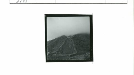 雾中山丘蜿蜒建筑.jpg