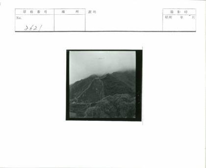 雾中长城横跨青山.jpg