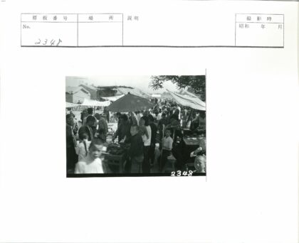露天市场摊位与人群.jpg
