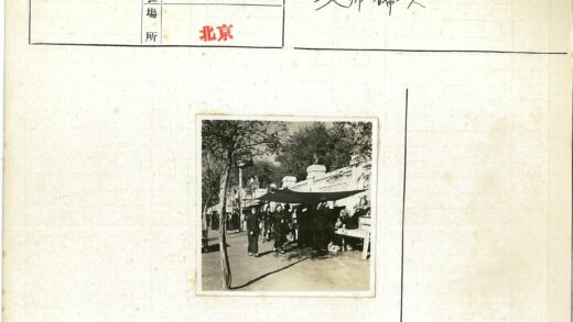 露天市场树影石墙街景.jpg