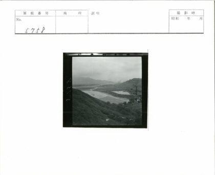 青山绿水间工厂与池塘景色.jpg