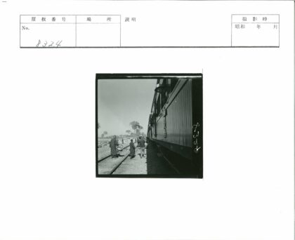 静止火车窗外行人铁路风景.jpg
