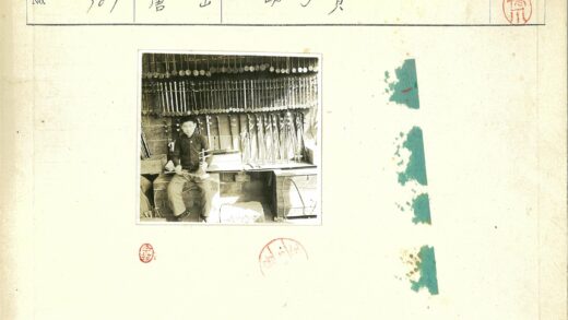 音乐人坐长凳演奏弦乐器.jpg