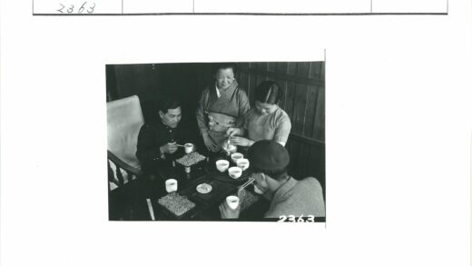 餐桌旁享用面条与茶的人们.jpg
