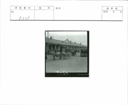 马车与山墙建筑街景.jpg