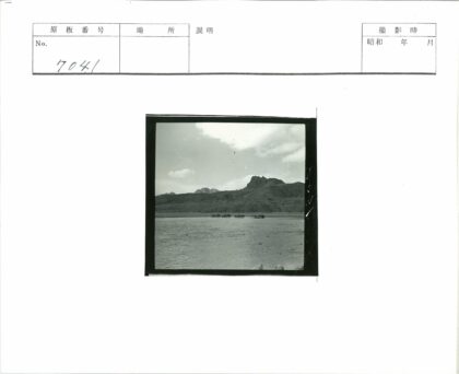 马车渡河群山背景.jpg