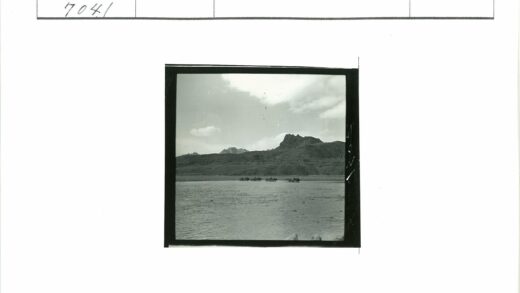 马车渡河群山背景.jpg