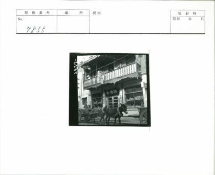 马车经过零售商店街景.jpg