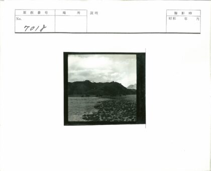 马车行进山区河床老照片.jpg
