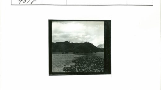 马车行进山区河床老照片.jpg