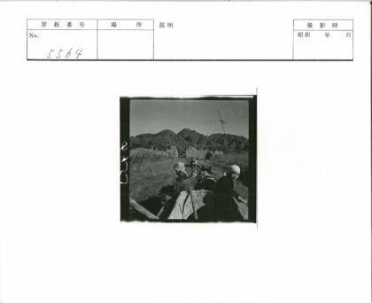 马车行驶在多山土路上.jpg