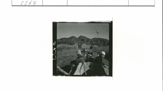 马车行驶在多山土路上.jpg